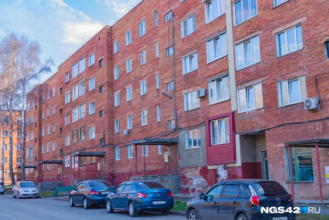 В старых домах где-то уже облупилась краска | Источник: Лера Городецкая / NGS42.RU