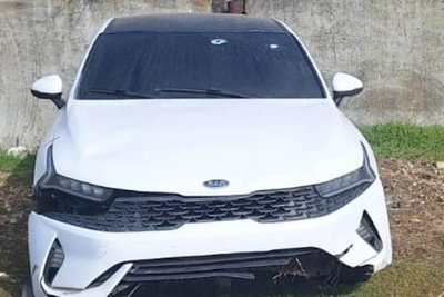 В Адыгее молотком разбили арендованную иномарку