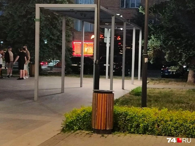 Молодежь в этом сквере можно встретить практически круглосуточно | Источник: читатель 74.RU