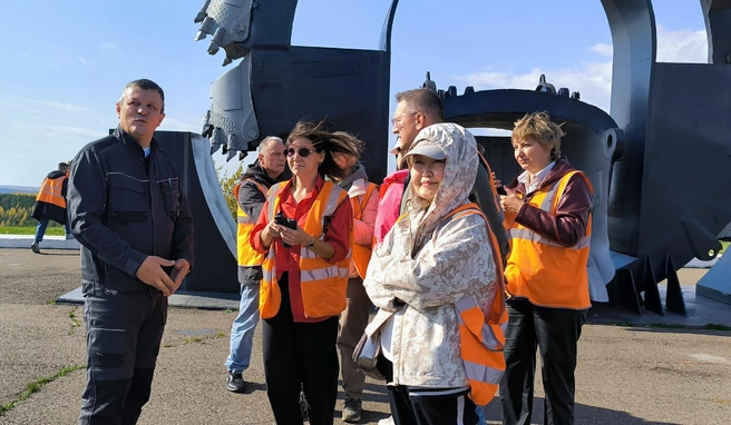 Участники пресс-тура обсудили экологическую программу предприятия и перспективы угольной отрасли с техническими специалистами | Источник: «СУЭК-Красноярск»