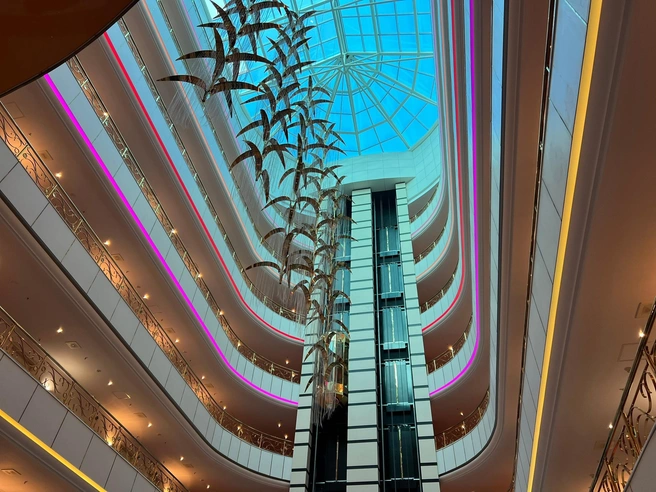 Внутри гостиницы всё переливается | Источник: ГРЕЙС ГРУПП | GRACE GROUP HOTELS / Мk.com