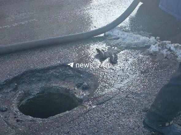Спустя два часа после происшествия воду из колодца откачали. Водитель отметил, что участок напоминает недоделанный ремонт. | Источник: читатель 74.RU