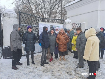 Днем около входа в парк собралось около 20 человек | Источник: Арина Майорова / MSK1.RU