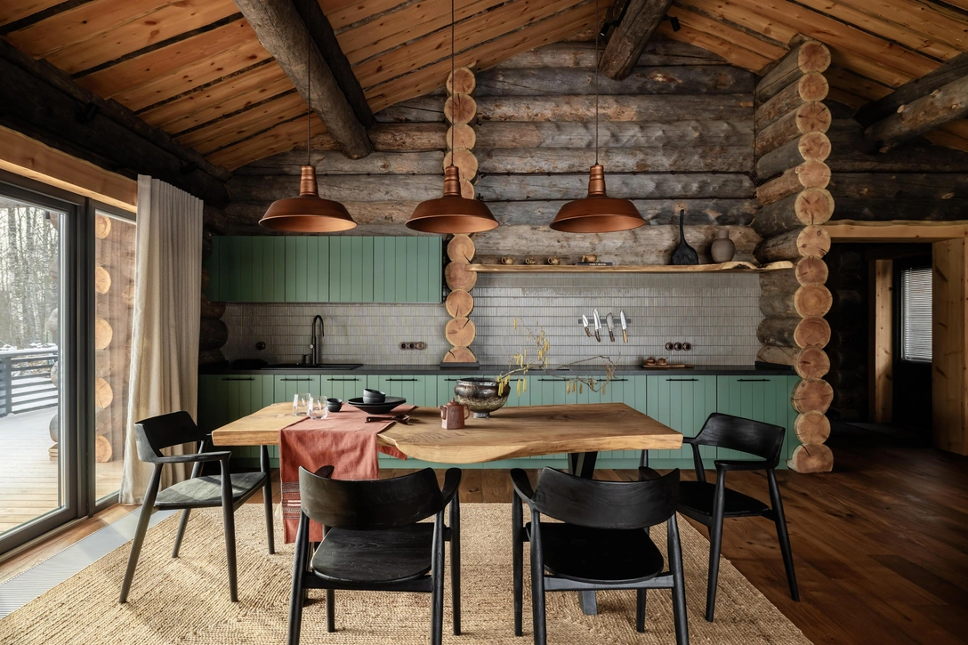 Стулья, Teak house. Керамика на столе, Izzi decor. Ковер, La Redoute. Текстиль, Алина Валиуллина. Кухня, Chitroff. | Источник: Антон Бржозовский. Стиль: Варвара Калицкая