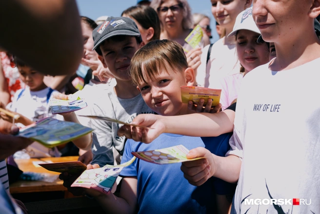 Всем, кто выполнял задания организаторов, полагалось бесплатное мороженое | Источник: Даниил Пономаренко / MGORSK.RU