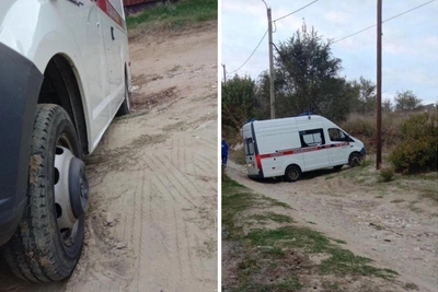 Под Волгоградом скорая застряла в яме