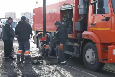 В Рязани чистят ливневые колодцы по всему городу