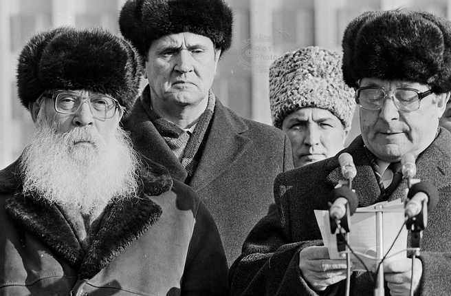 Автор скульптуры Александр Кибальников (слева) и первый секретарь Читинского обкома КПСС Михаил Матафонов (справа) | Источник: Евгений Епанчинцев