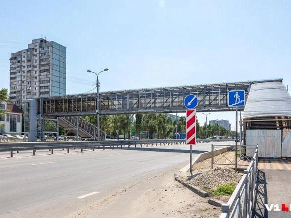 Один из комплексов размещён перед надземным пешеходным переходом через Третью продольную магистраль. | Источник: Алексей Волхонский / V1.RU