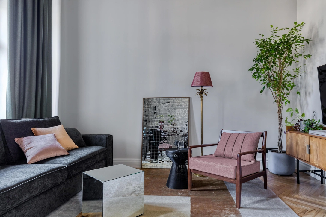 Гостиная. Краска на стенах и потолках во всей квартире, mka.paint. Кресло и зеркальный журнальный стол, Am.Pm. ТВ-тумба, La Redoute Interieurs. | Источник: Екатерина Титенко. стиль: Диана Ремизова