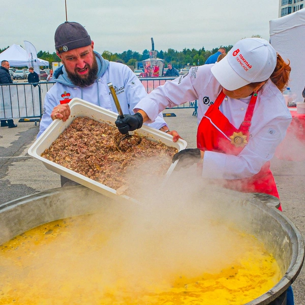 Мяса для рассольника не пожалели: посмотрите, сколько его положили в каждый котел | Источник: Тимофей Калмаков / 59.RU