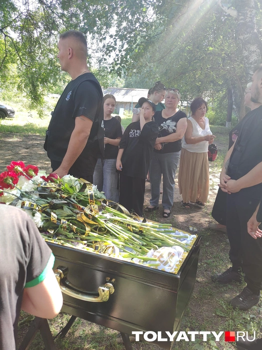Тело ребенка засыпали живыми цветами | Источник: Юлия Дроглева / tolyatty.ru