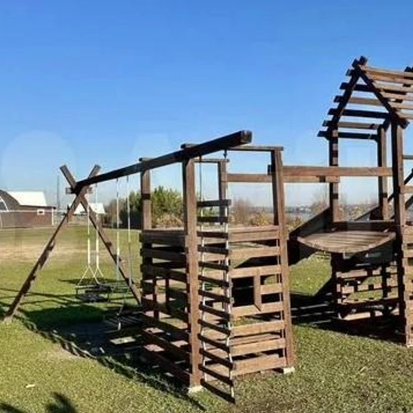 Детская площадка с деревянными горками | Источник: «Авито»
