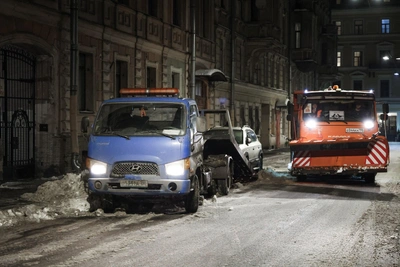 В Петербурге эвакуировали 19 машин за нарушение зимних запретов
