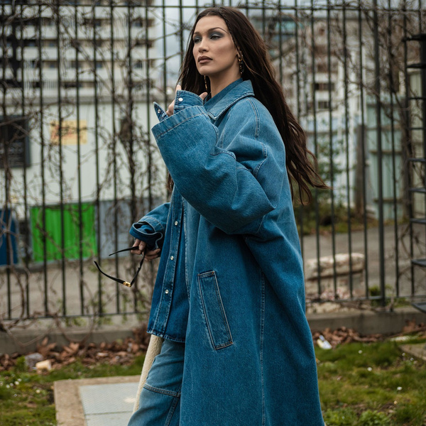 Джинсы со стразами как у Беллы Хадид — самая модная новинка осени 2022