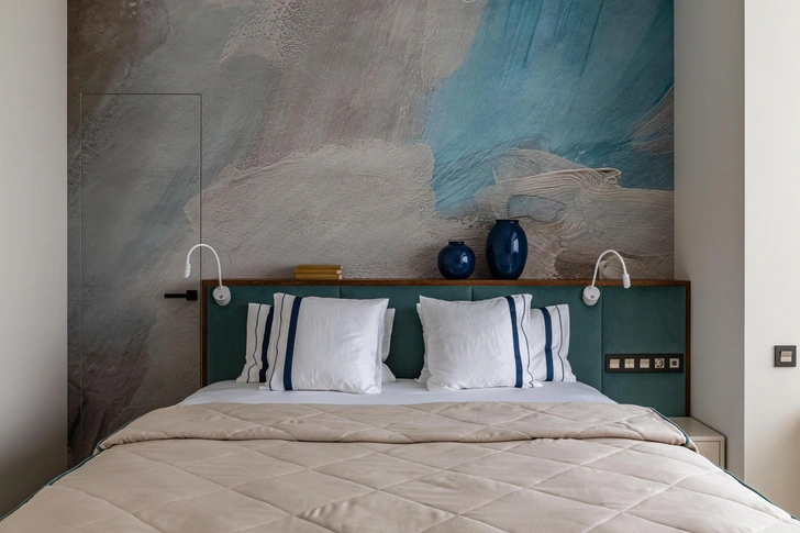 Спальня родителей. Кровать и изголовье, ArteSoft. Бра, DesignLed. Обои, Affresco и Respace. | Источник: Евгения Муравьева. Стиль: Екатерина Шаповалова