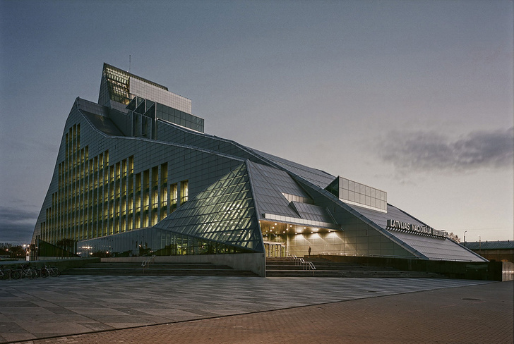 Фотовыставка «Библиотеки Балтии. Пять архитектурных решений» в галерее «Точка»