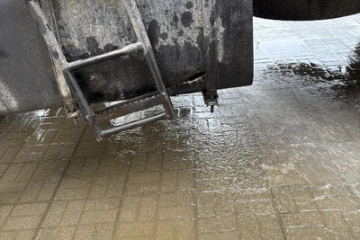 В Макарове грузовик пробил бак и залил улицу топливом