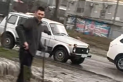 Волгоградцы самостоятельно чистят затопленные ливневки после ливня