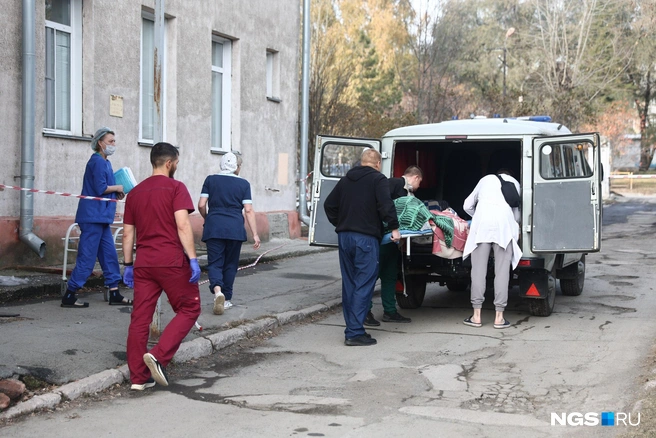 Кого-то помещают в машины на носилках и каталках | Источник: Александр Ощепков / NGS.RU