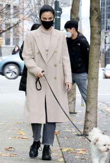 Камила Мендес в Ванкувере | marieclaire.ru