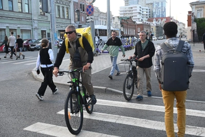 Смолин: доходы курьеров демотивируют молодежь учиться в вузах