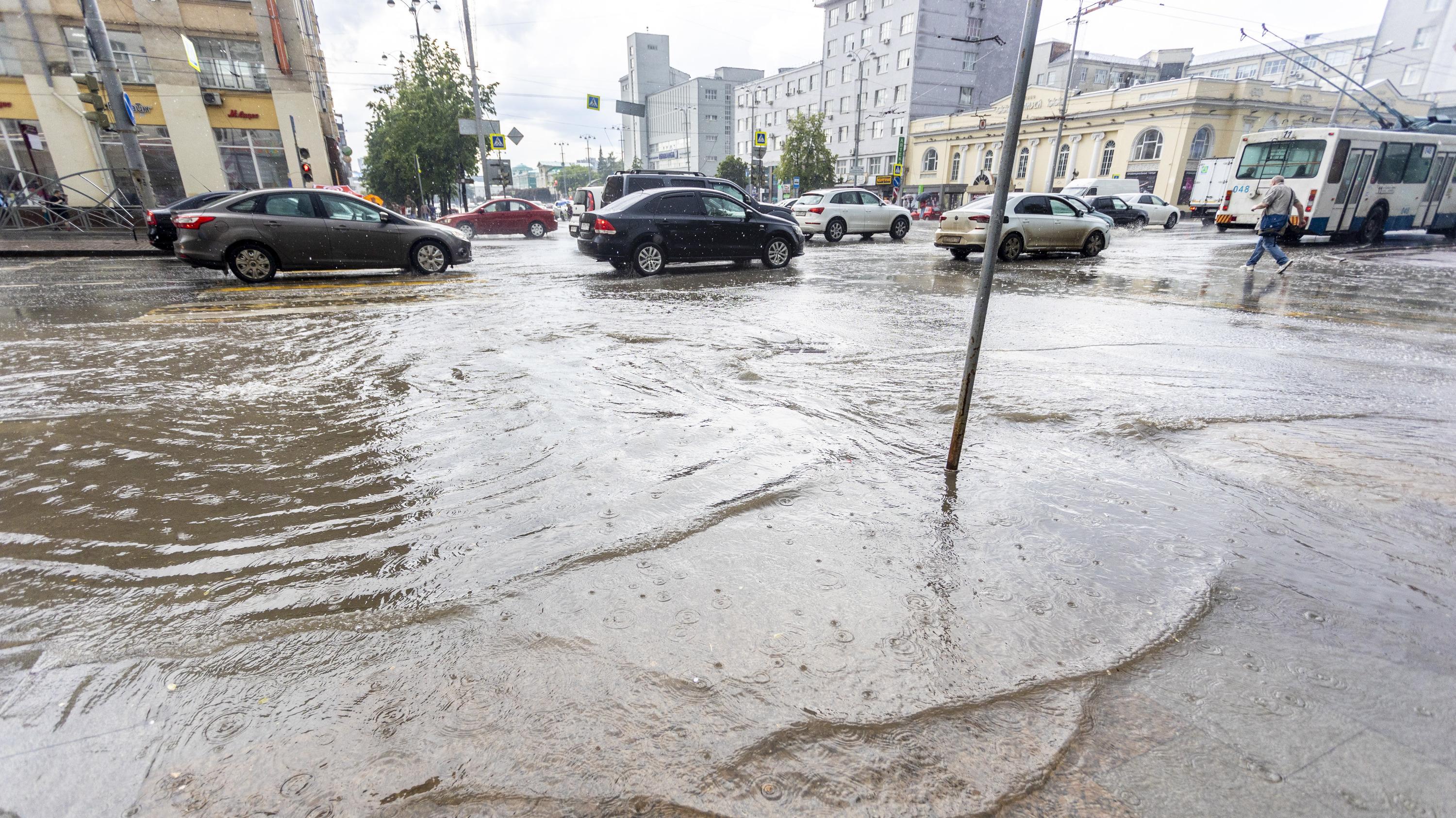 Екатеринбуржцы рассказали, какие дороги уходят под воду после каждого ливня  в городе, почему улицы Екатеринбурга топит после дождя - 6 августа 2023 -  Е1.ру