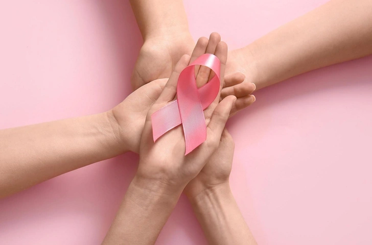«Виноват не только возраст»: развеиваем мифы о раке груди в Розовый Октябрь