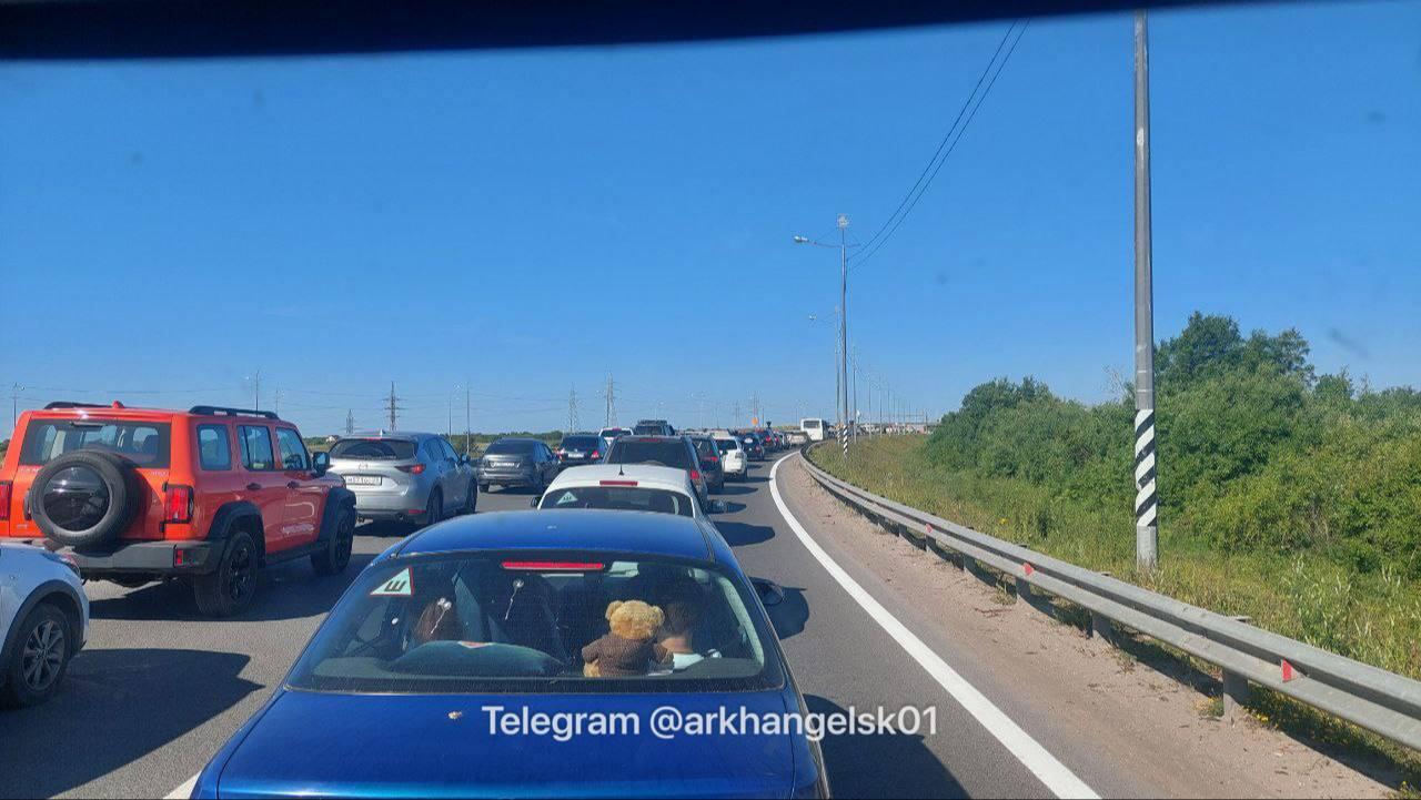 У железнодорожного моста в Архангельске собралась пробка