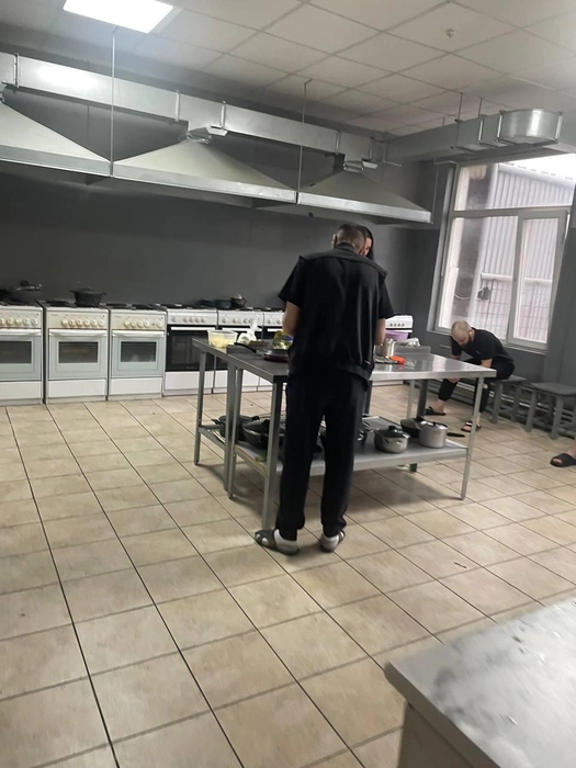 Исправительный центр оснащен своими кухнями, а в каждой комнате есть санузел и душ | Источник: читатель 86.RU