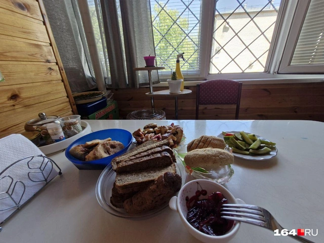 Тетя Зуля оказалась очень гостеприимной хозяйкой | Источник: Виктория Федорова / 164.RU