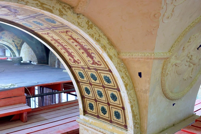 Обрамляющая роспись сохранилась хуже, чем центральное изображение | Источник: Дарья Драй / «Фонтанка.ру»