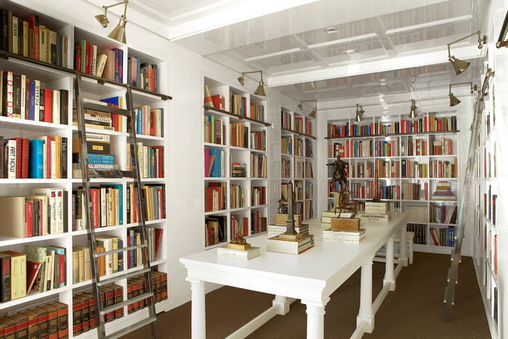 Библиотека. Книжные шкафы, столы и лестницы сделаны на заказ по эскизам Бустаманте.