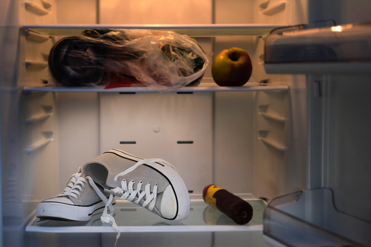 Зачем убирать в холодильник свитер и новую пару обуви