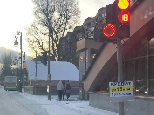 Одно из таких объявлений было замечено на автобусной остановке около Драмтеатра. | Источник: читатель 72.RU