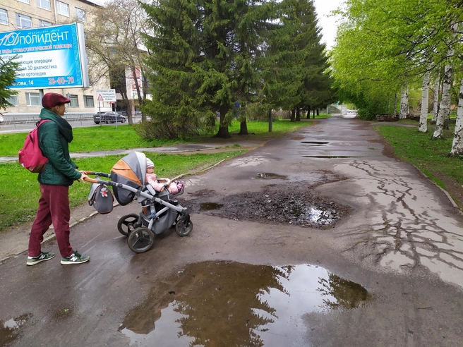 Прогулка с коляской даже по центру Архангельска — испытание на прочность | Источник: Екатерина Тенетова / Vk.com 