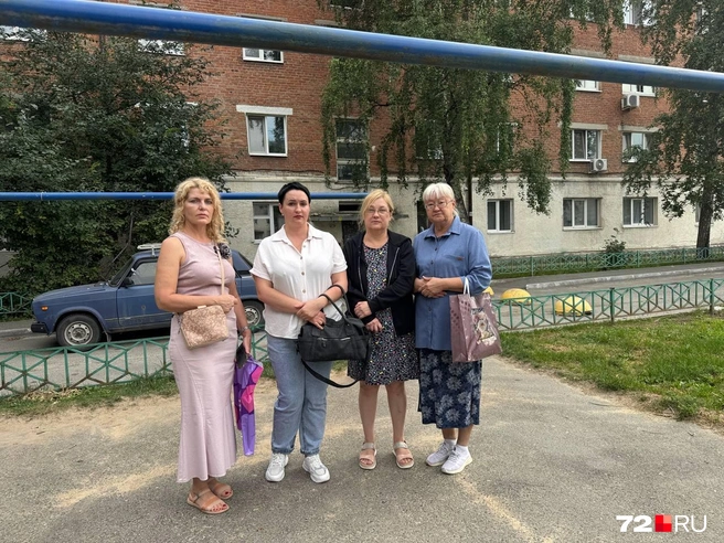 На фото — соседки (слева направо) Елена Силич, Наталья Новоселова, Жанна Бондаренко и Тамара Яковлева | Источник: Анастасия Малышкина / 72.RU