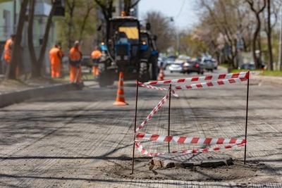 Самовольные заборы мешают тротуарам на Ипподромной