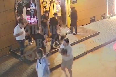Мужчину избили в центре Новосибирска: видео