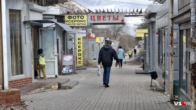Выходя на остановку, можно было найти услуги почти по любой нужде | Источник: Тимофей Крылов / V1.RU