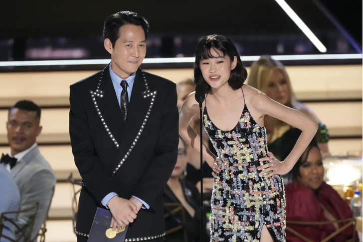 Чон Хо Ëн из сериала «Игра в кальмара» появилась в сексуальном платье-комбинации на премии «Эмми-2022»