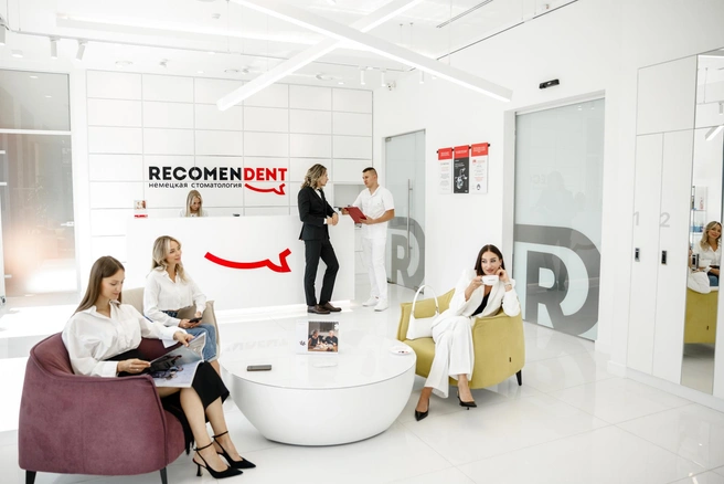 В клинике комфортные зоны ожидания | Источник: RecomenDent