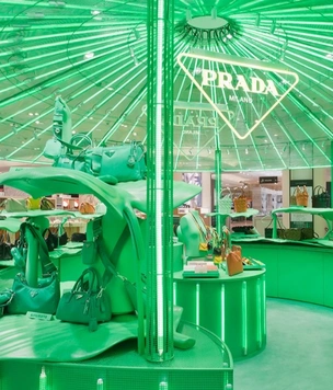 Неоновое pop-up пространство Prada в Париже