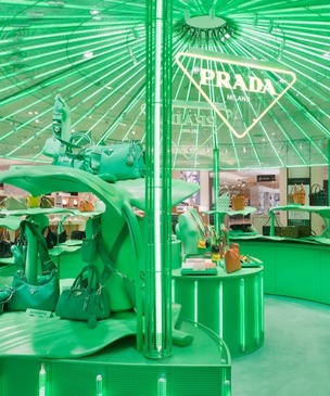 Неоновое pop-up пространство Prada в Париже