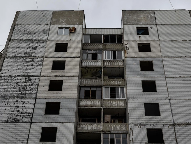 На последнем этаже у окна сохранилась заржавевшая спутниковая тарелка | Источник: Александр Куренной / 76.RU