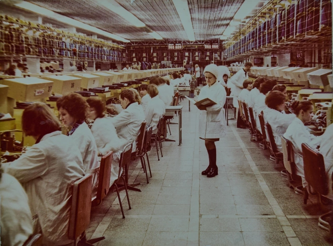 Так выглядел конвейер на Московском радиотехническом заводе в 1980-х годах&nbsp;— наследие Форда в России | Источник: альбом МРТЗ / Pastvu.com