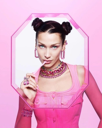 Белла Хадид в украшениях Swarowski