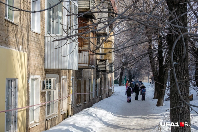 Вот еще группа школьников приближаетс к этому «переходу» | Источник: Булат Салихов / UFA1.RU