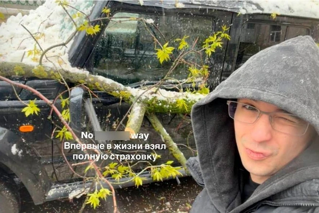 Машина музыканта Славы Мэрлоу пострадала во время непогоды в Москве | Источник: Слава Мэрлоу / Instagram (экстремистская организация, деятельность запрещена на территории РФ)