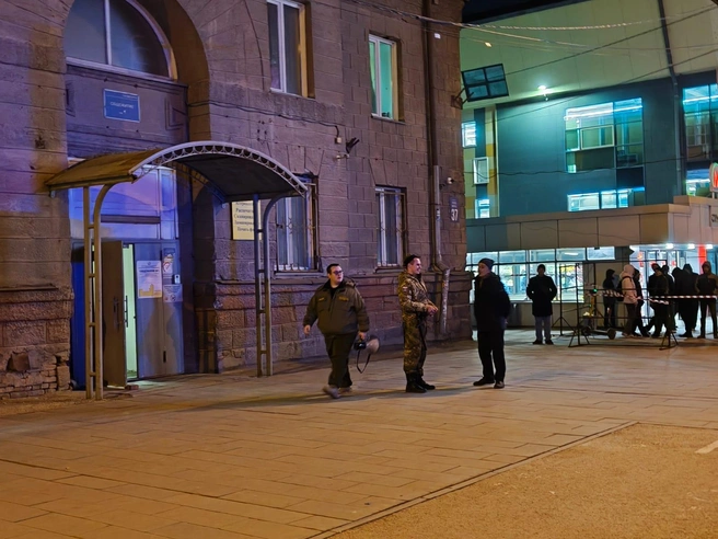 Задние, по словам читателя, оцепили  | Источник: читатель НГС